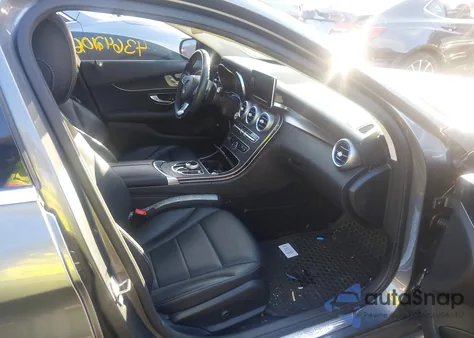 2017 Mercedes-Benz C 300 4Matic z USA, uszkodzony, nr VIN 55SWF4KB1HU184388